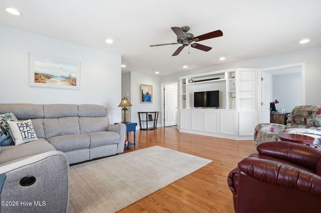 140 NE 18th Street, Oak Island, NC 28465