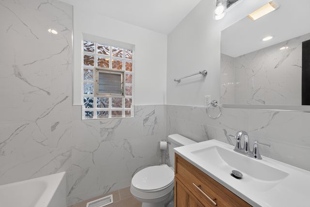 5755 W Eddy Street, Chicago, IL 60634