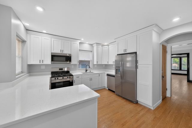 5755 W Eddy Street, Chicago, IL 60634