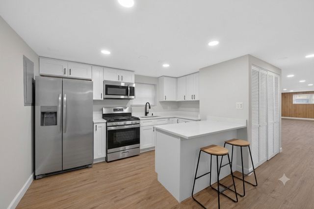5755 W Eddy Street, Chicago, IL 60634