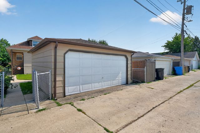 5755 W Eddy Street, Chicago, IL 60634