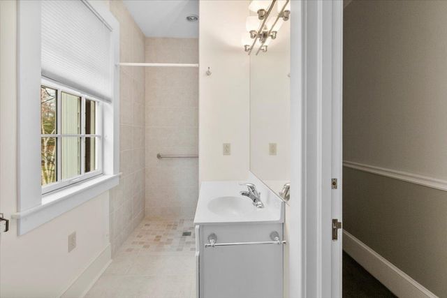 16 West Road, Bennington, VT 05201