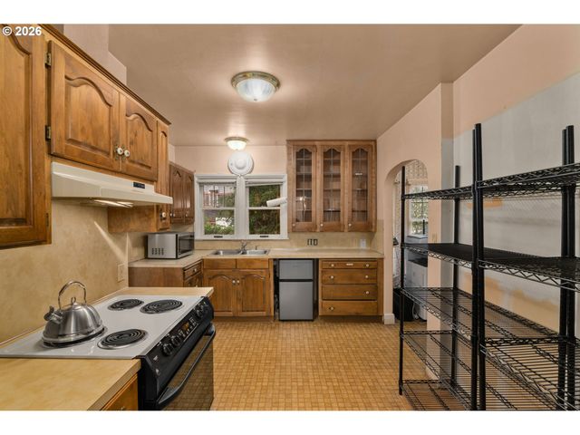 8040 Se CENTER St, Portland, OR 97206