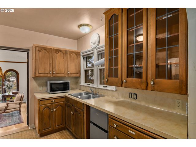 8040 Se CENTER St, Portland, OR 97206