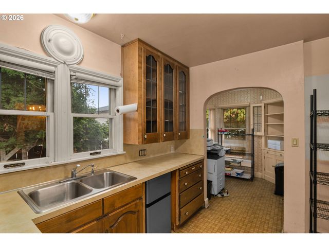 8040 Se CENTER St, Portland, OR 97206