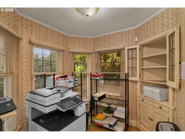 8040 Se CENTER St, Portland, OR 97206