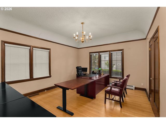 8040 Se CENTER St, Portland, OR 97206