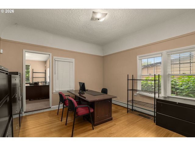 8040 Se CENTER St, Portland, OR 97206