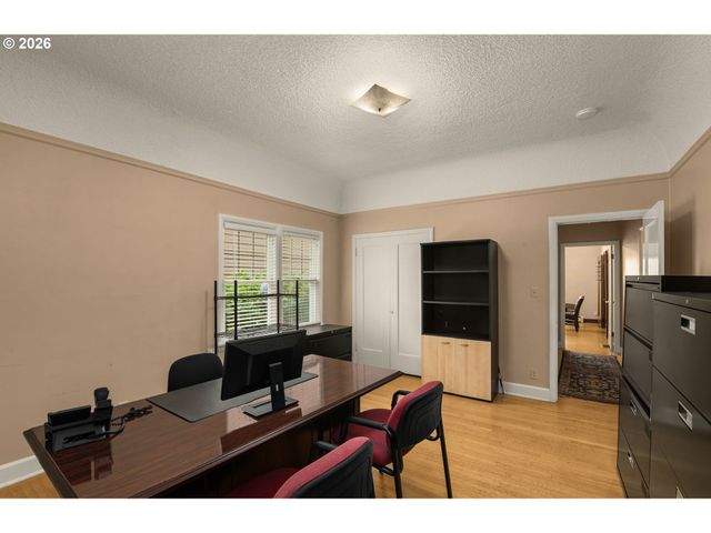 8040 Se CENTER St, Portland, OR 97206