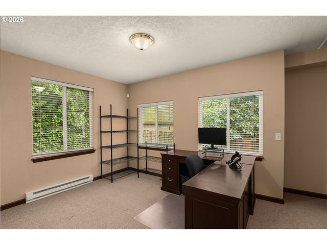 8040 Se CENTER St, Portland, OR 97206