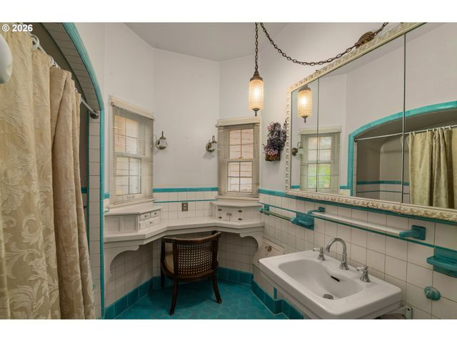 8040 Se CENTER St, Portland, OR 97206