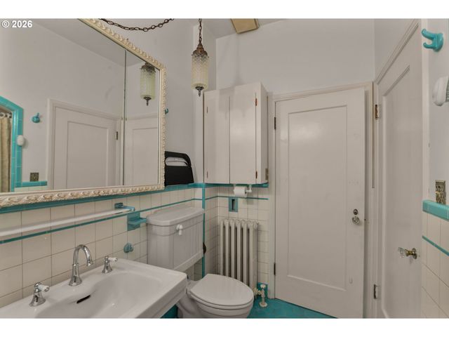 8040 Se CENTER St, Portland, OR 97206