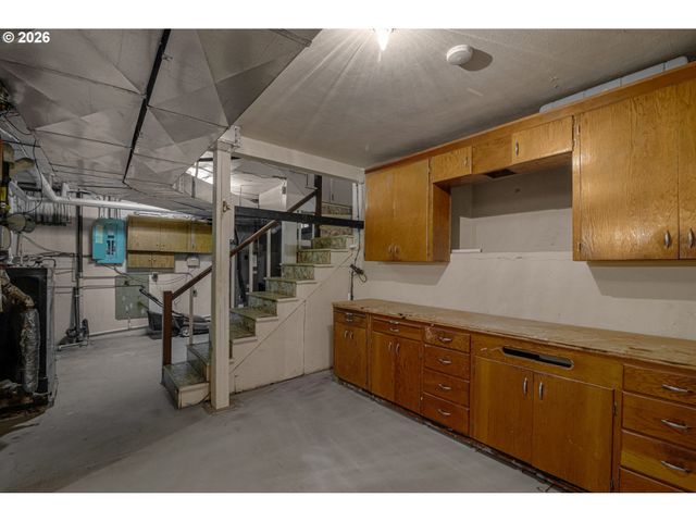 8040 Se CENTER St, Portland, OR 97206