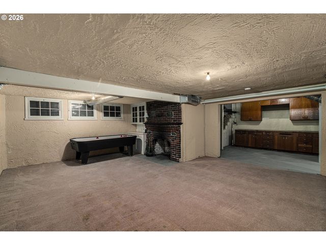 8040 Se CENTER St, Portland, OR 97206