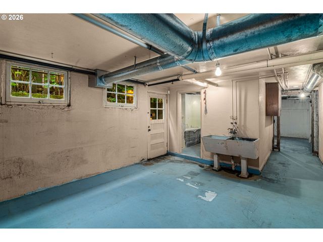 8040 Se CENTER St, Portland, OR 97206