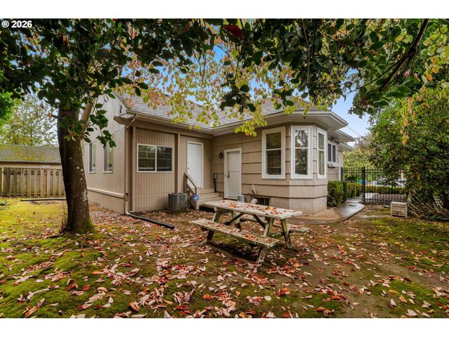 8040 Se CENTER St, Portland, OR 97206