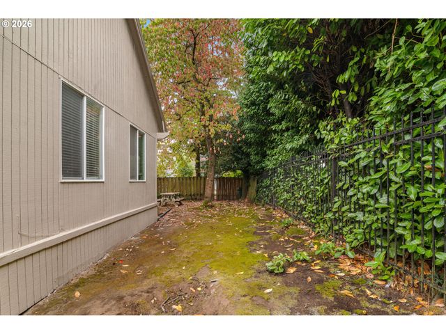 8040 Se CENTER St, Portland, OR 97206