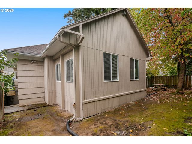 8040 Se CENTER St, Portland, OR 97206