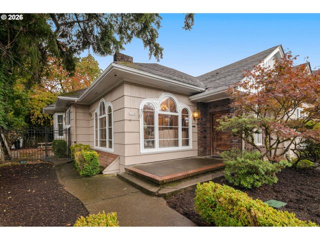 8040 Se CENTER St, Portland, OR 97206