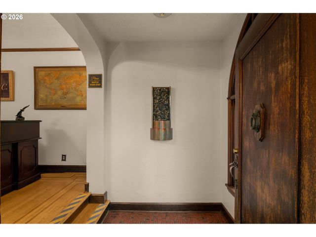8040 Se CENTER St, Portland, OR 97206