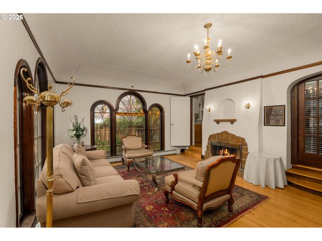 8040 Se CENTER St, Portland, OR 97206