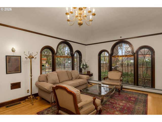 8040 Se CENTER St, Portland, OR 97206