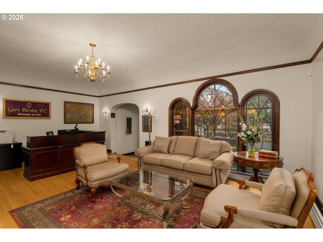 8040 Se CENTER St, Portland, OR 97206