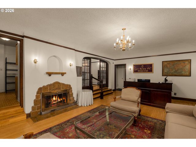 8040 Se CENTER St, Portland, OR 97206