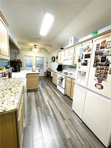 2011 Cottonwood Dr, Portland, TX 78374