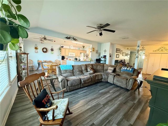 2011 Cottonwood Dr, Portland, TX 78374