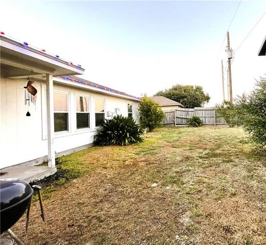 2011 Cottonwood Dr, Portland, TX 78374