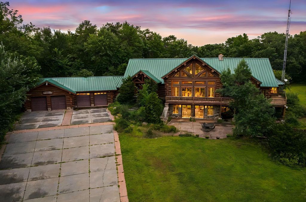 1383 Thelen Farm Trail, Houlton, WI 54082