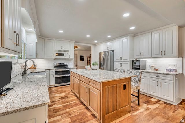 1972 E EVERLEIGH CIR, Sandy, UT 84093