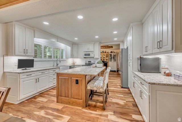 1972 E EVERLEIGH CIR, Sandy, UT 84093