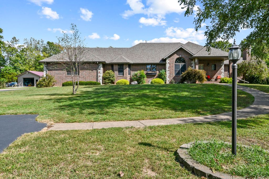 1201 East Sunset Lane, Springfield, MO 65803