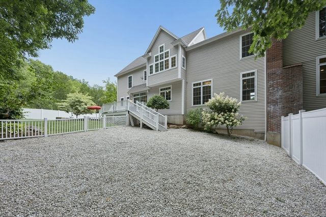 33 Dairy Drive, Upton, MA 01568