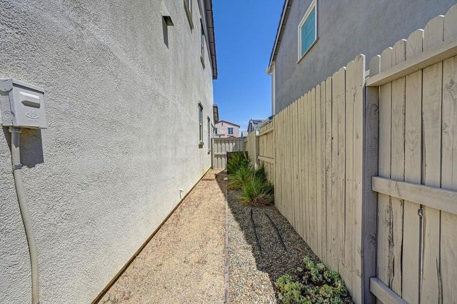 8033 Oxbow Landing Loop, Roseville, CA 95747