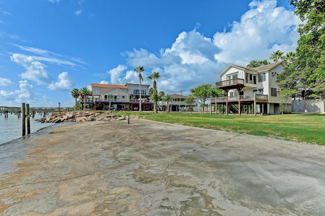 308 Bay Avenue, Kemah, TX 77565