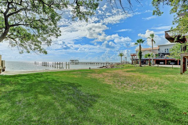 308 Bay Avenue, Kemah, TX 77565
