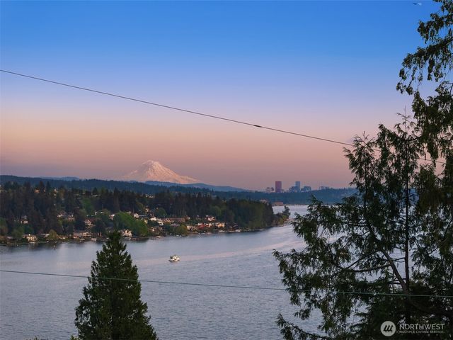 8902 NE 117th Place, Kirkland, WA 98034