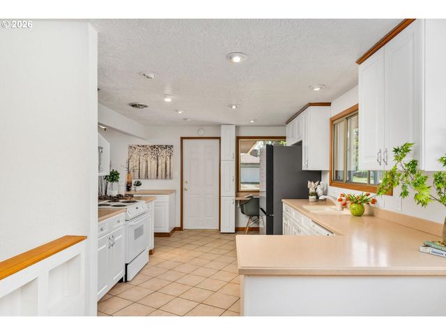 10919 Se MILL Ct, Portland, OR 97216