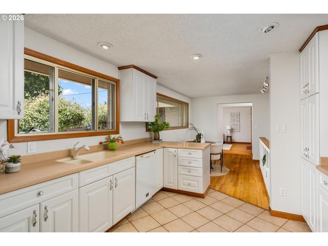 10919 Se MILL Ct, Portland, OR 97216