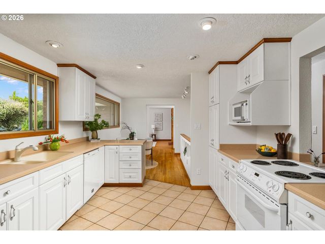 10919 Se MILL Ct, Portland, OR 97216