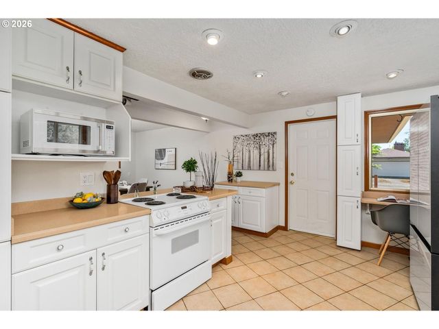 10919 Se MILL Ct, Portland, OR 97216
