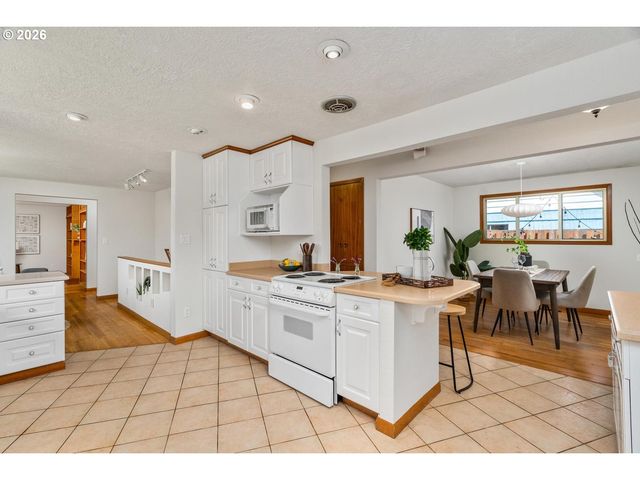 10919 Se MILL Ct, Portland, OR 97216