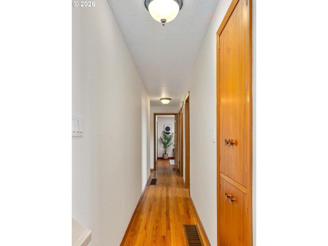 10919 Se MILL Ct, Portland, OR 97216