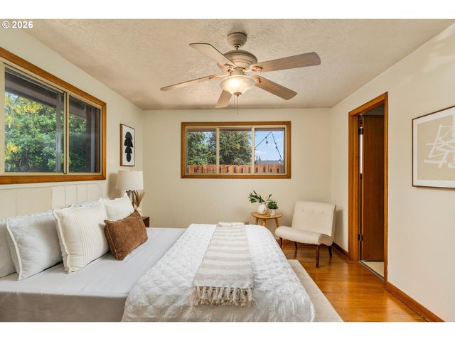 10919 Se MILL Ct, Portland, OR 97216