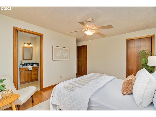 10919 Se MILL Ct, Portland, OR 97216