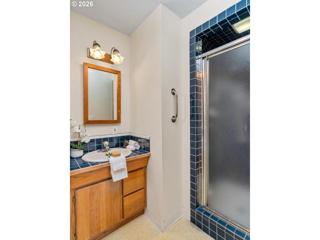 10919 Se MILL Ct, Portland, OR 97216