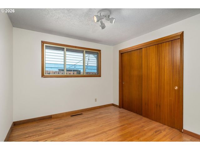10919 Se MILL Ct, Portland, OR 97216